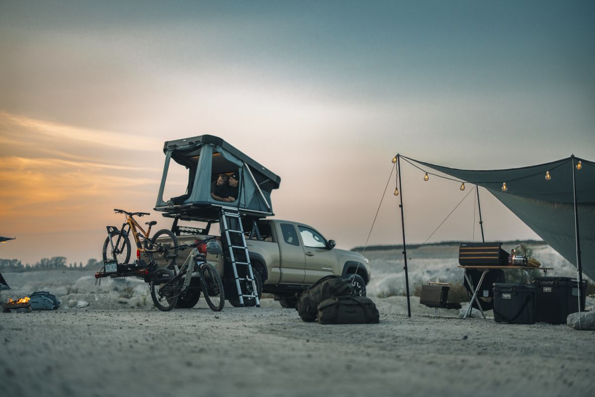 Náhled produktu - Autostan Thule Widesky - skořepinový stan pro 2 osoby, Dark Slate