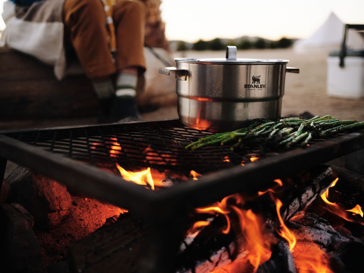 Náhled produktu - STANLEY Set na vaření Wildfare Core Full Serve Cookset 3,78 l/4QT Shale/Charcoal