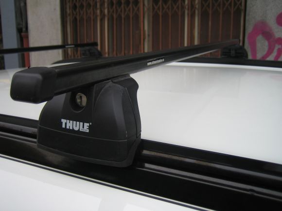 Náhled produktu - Příčník Thule 753 černé tyče na zabudované podélníky